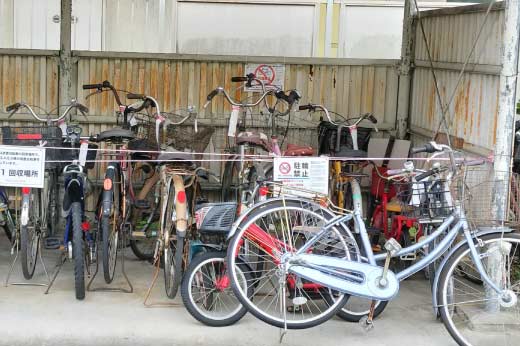 自転車回収前の公営住宅駐輪場