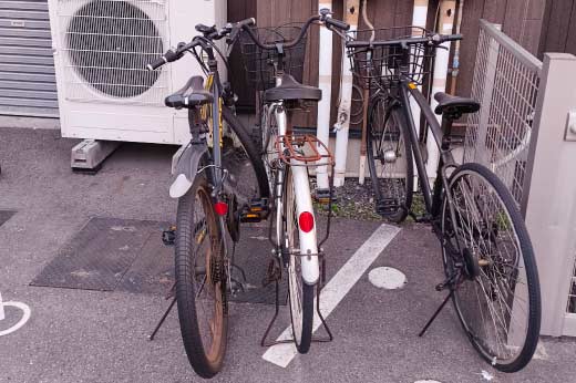 自転車回収前の飲食店駐輪場