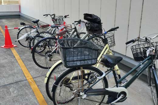 自転車回収前の商業施設駐輪場